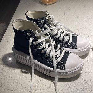 super cute and comfy, barely worn! all star movement platform converse in black